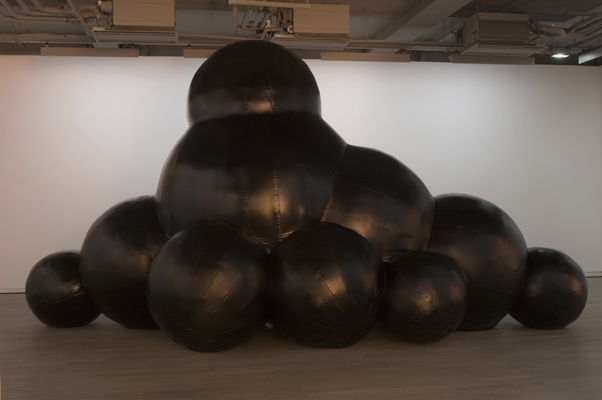 Pierre Ardouvin, <i>La Chose</i>, 2008, PVC, air pump, timer, 236 x 126 x 138 inches (6 x 3.20 x 3.5 m)